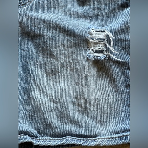 - Banana Republic Boyfriend Roll-Up Shorts Distressing Light Blue Size 30 - Picture 6 of 10